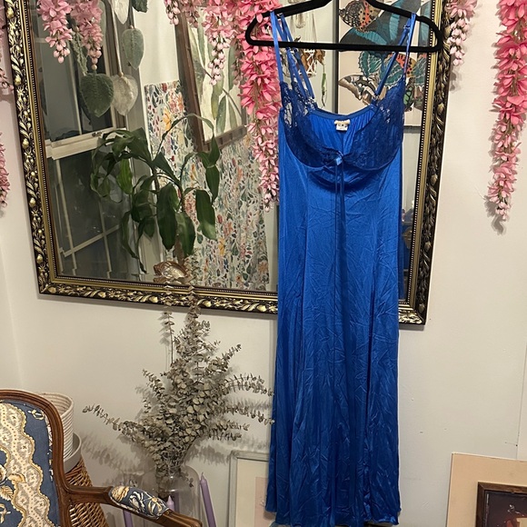 Luxurious Sheer Blue Lace Robe - Picture 6 of 8